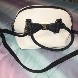 Apt. 9 White & Black Bow Crossbody Purse